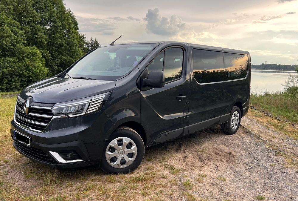 Wynajem busa Trafic 9 osobowy