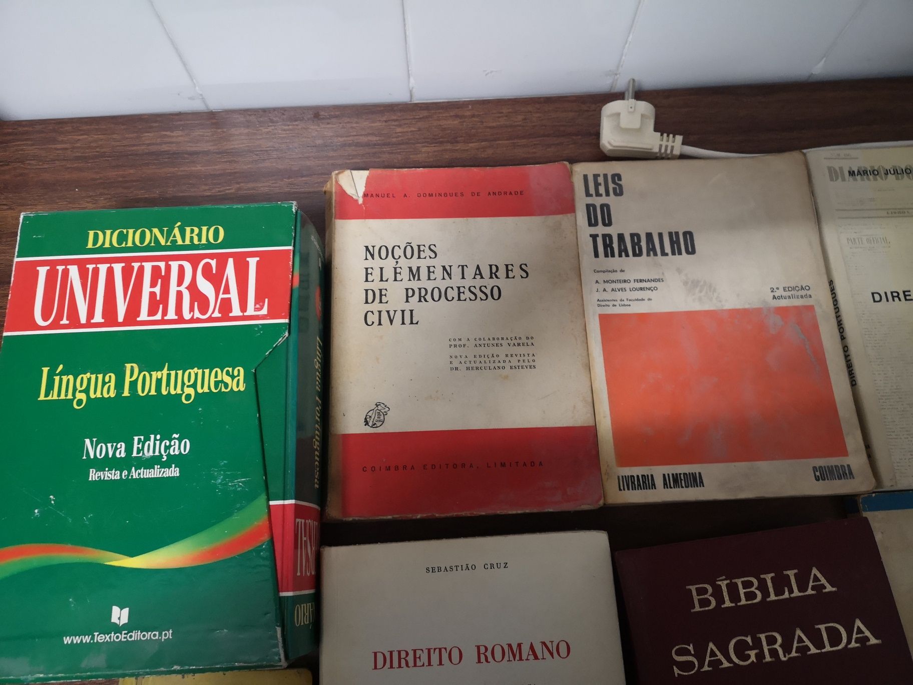 Vendo vários livros código civil dicionário leis do trabalho entre out