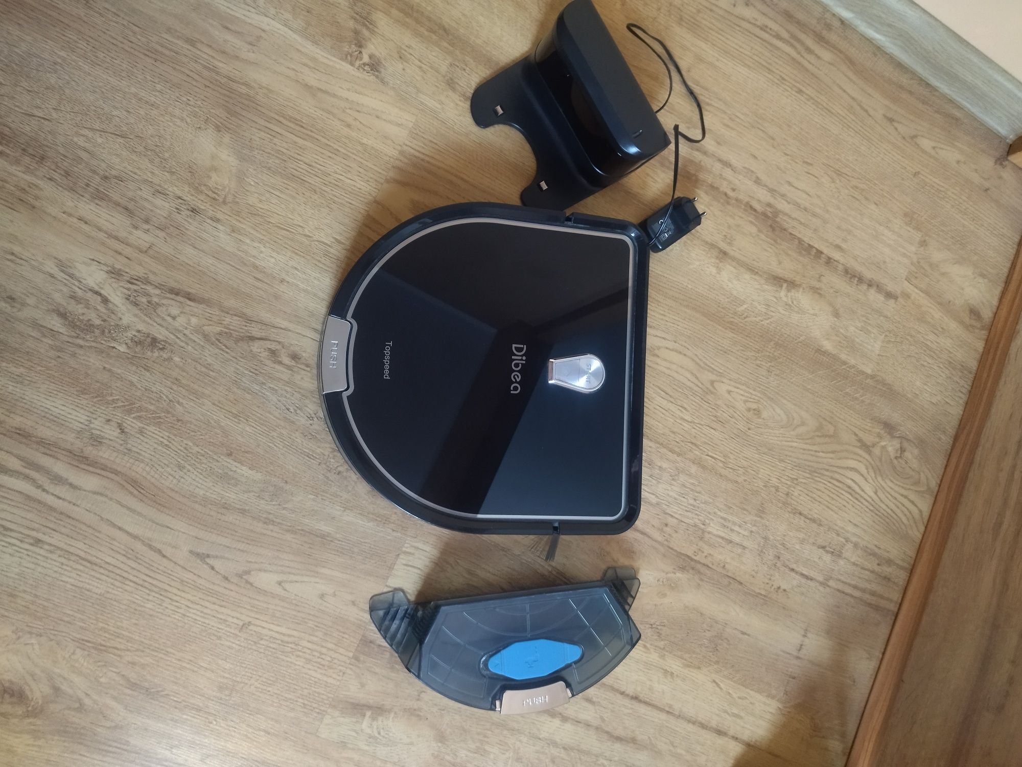 Robot samojezdny sprzątający Dibea D960 uszkodzony na części