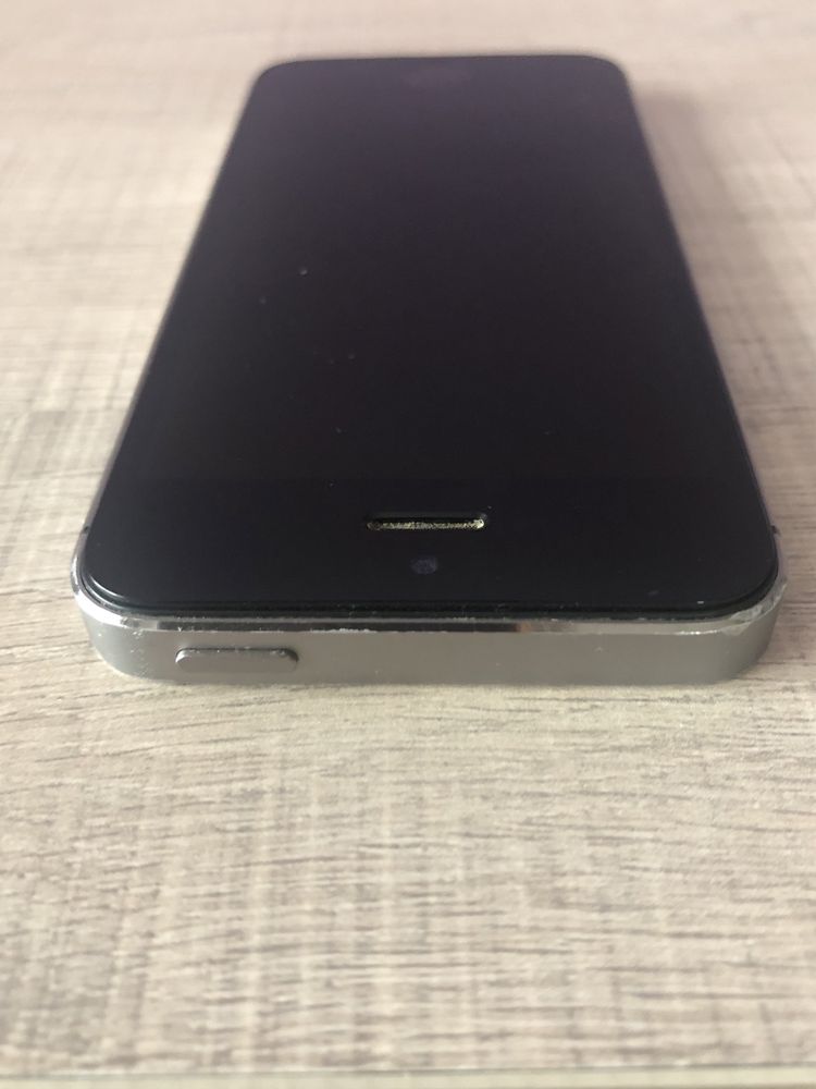 iPhone 5S w kolorze Space Gray + szkiełko ochronne