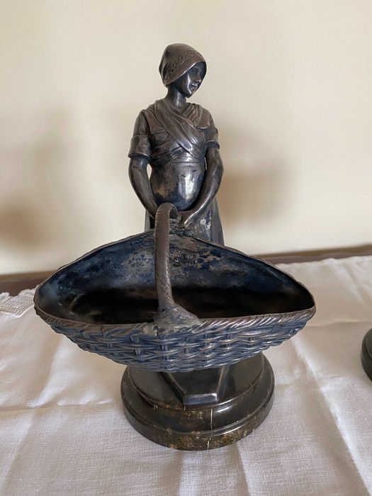 Estatuetas Camponês e Camponesa com cesto em peltre