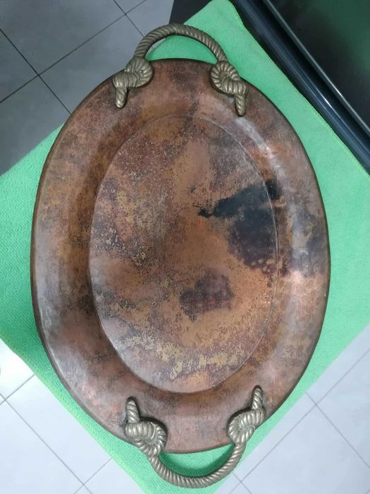 Tabuleiro antigo de cobre e pegas de latão.