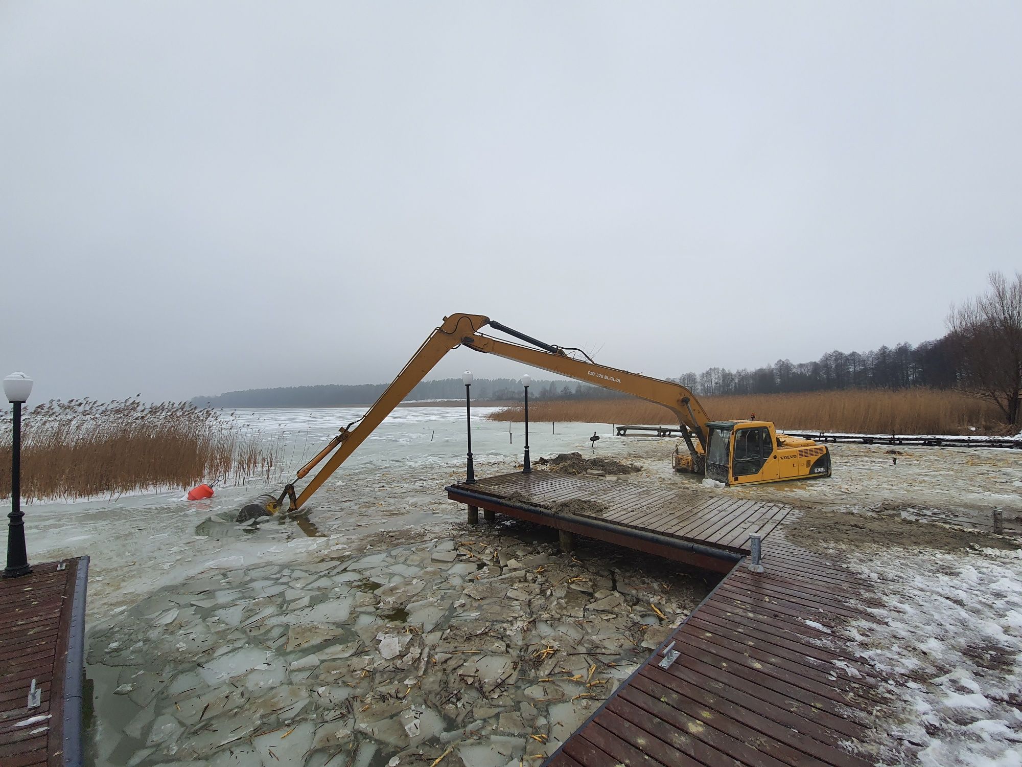 Kopanie stawu prace ziemne koparka long fundamety plaże linię brzegowe