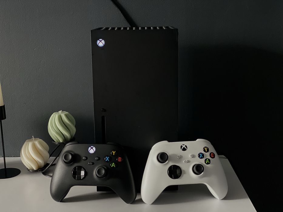 Продам Xbox series X з двома геймпадами та з аккаунтом на 60+ ігор!
