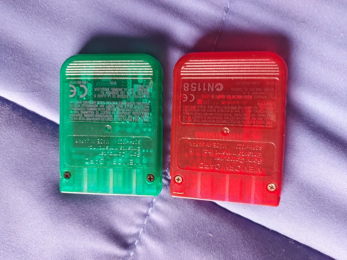 Cartões de memória ps1 originais vermelho e verde