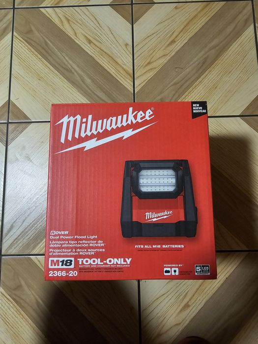 Lampa strefowa przenośna  podłogowa robocza  Milwaukee HOAL ( 2366-20