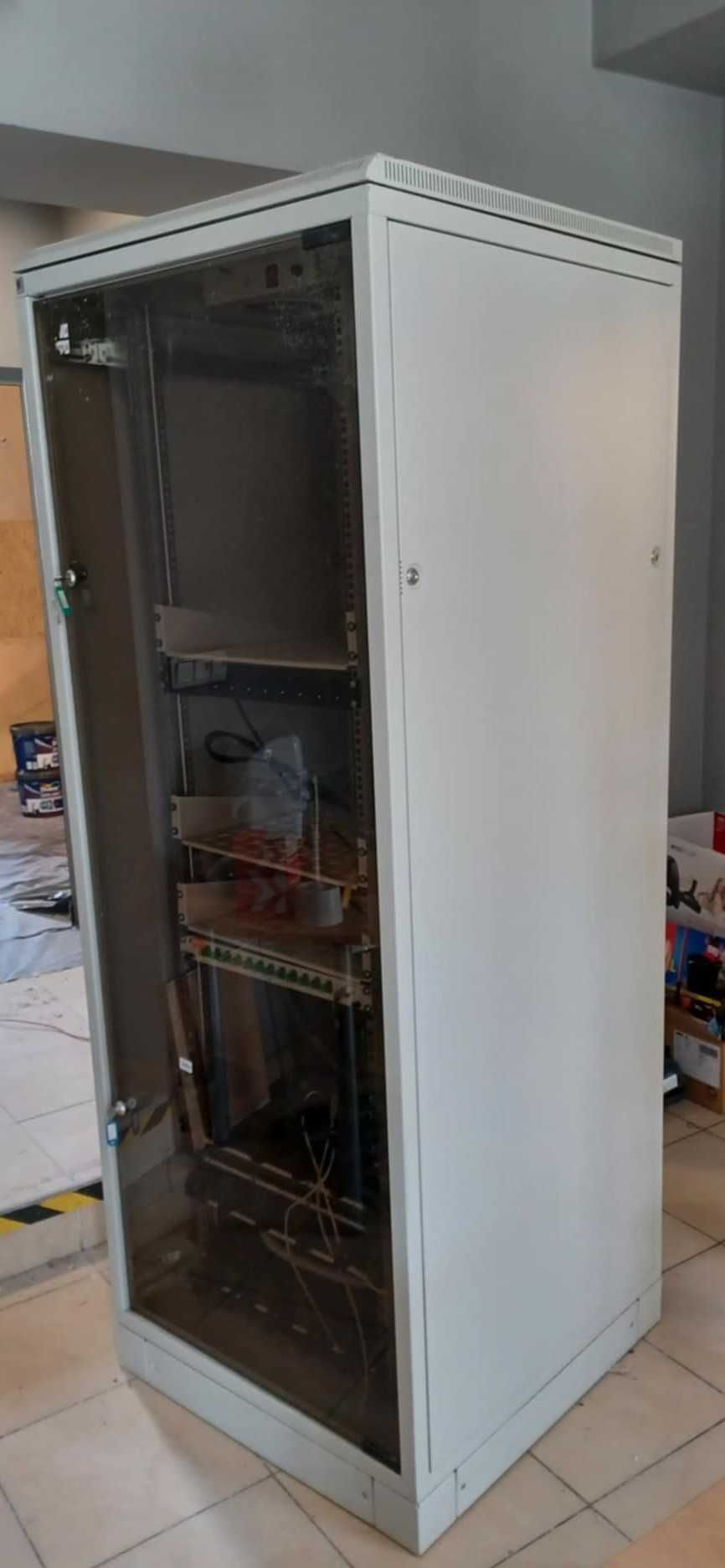 Szafa rack 19" 42U 800x800x2100 stojąca z szybą, używana