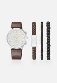 Zestaw elegancki zegarek + 3 modne bransoletki na prezent OKAZJA !