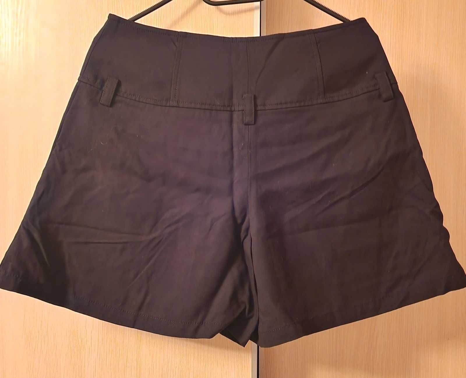 Armani czarne spodnico-spodenki z lyocellu rozmiar 42