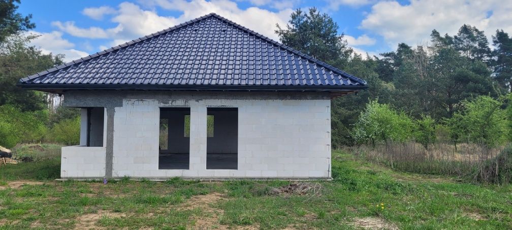 Dom wolnostojacy w stanie surowym otwartym