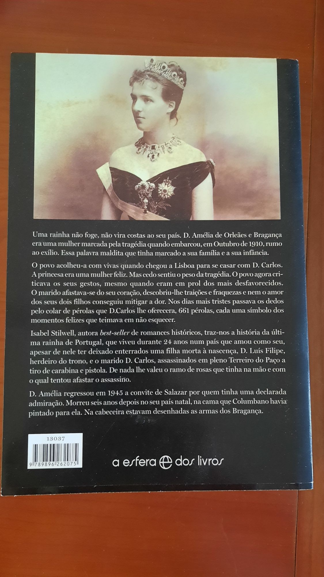 D. Amélia Isabel Stilwell