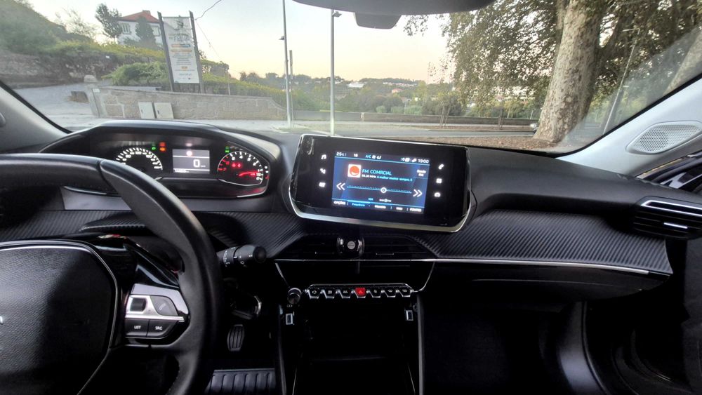 Peugeot 2008 1.5 BlueHDi – Elegância, conforto e economia num só carro
