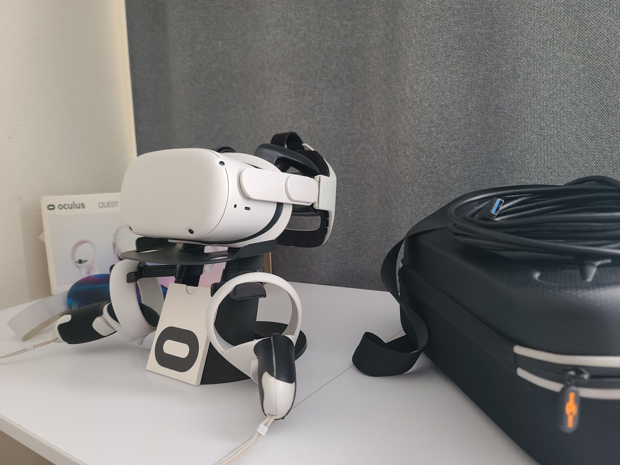 Oculus Quest + кейс та підставка
