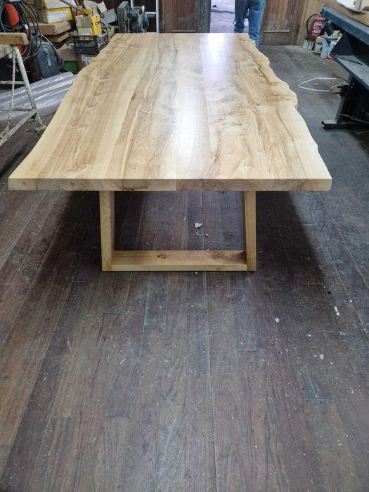 Mesa rustica em madeira de freixo