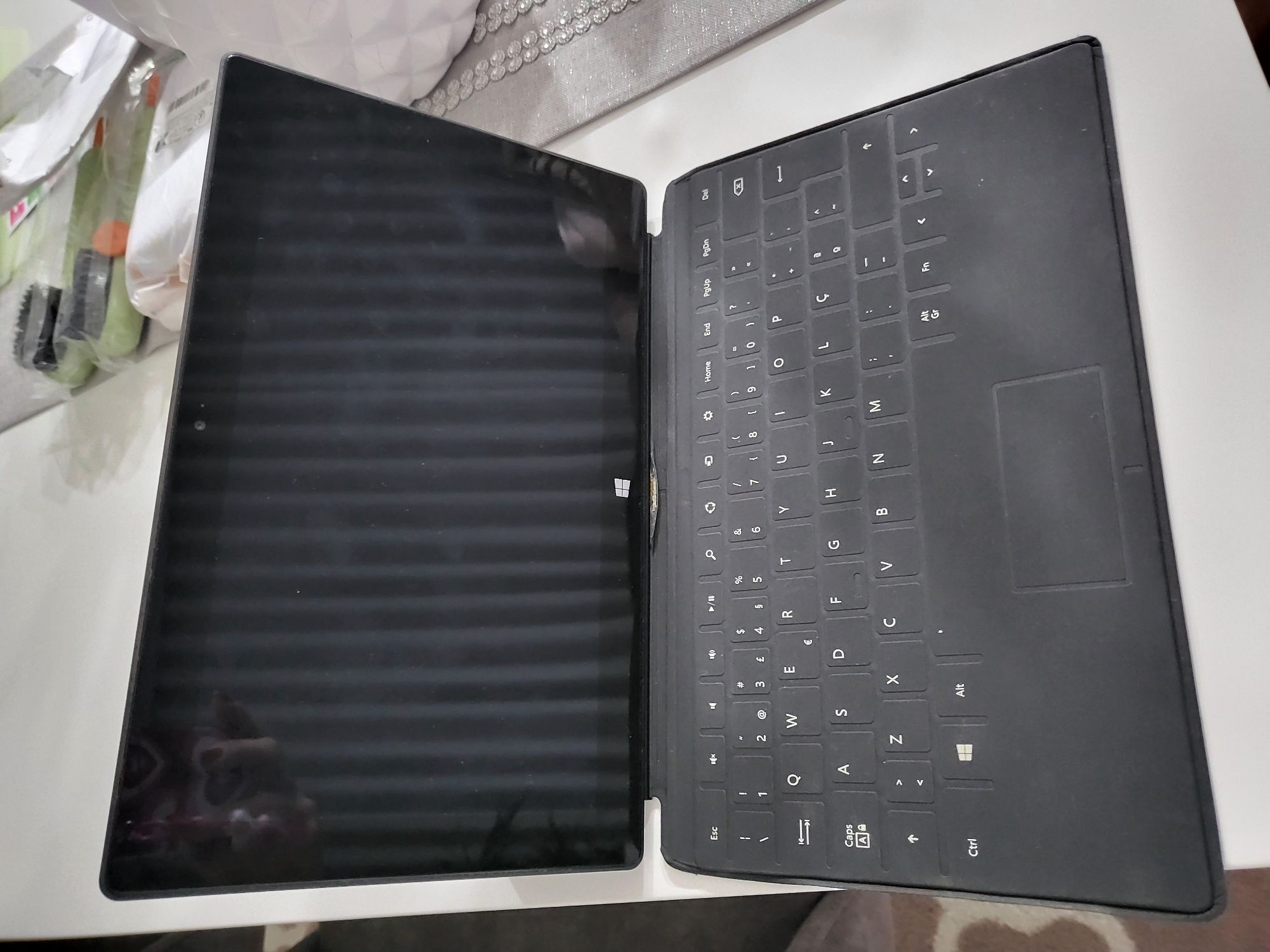 Surface cinza com capa teclado