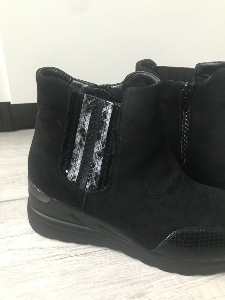 Czarne buty na koturnie botki