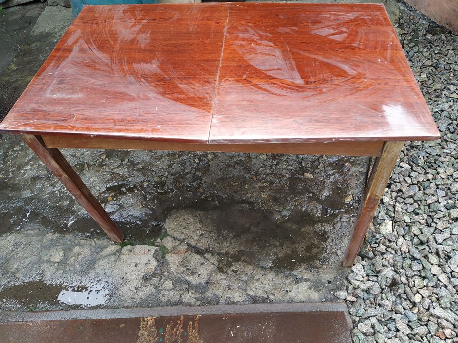 Стол .Ножки деревянные