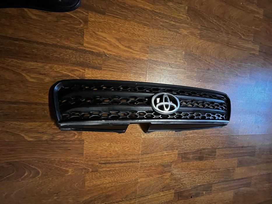 Решетка радиатора со значком Toyota RAV 4 2005