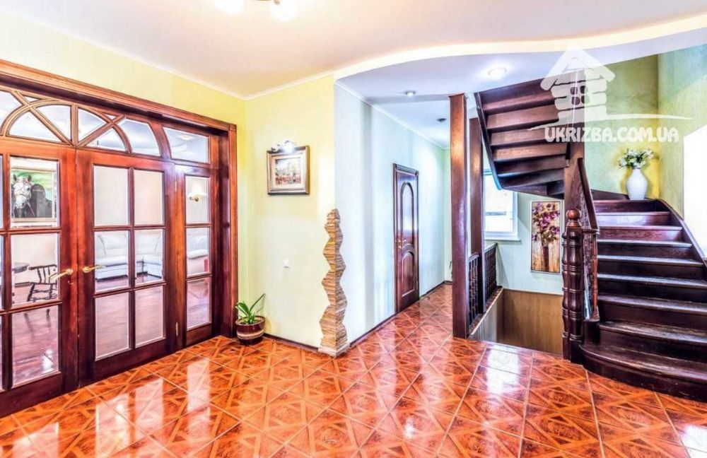 Київ. Будинок 360кв. Ділянка 16 соток, до 15 осіб.