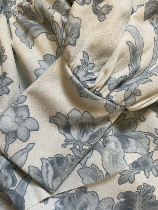 Платье с голубым цветочным принтом