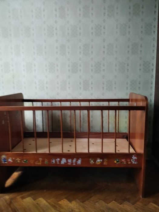 Дерев'яне дитяче ліжечко