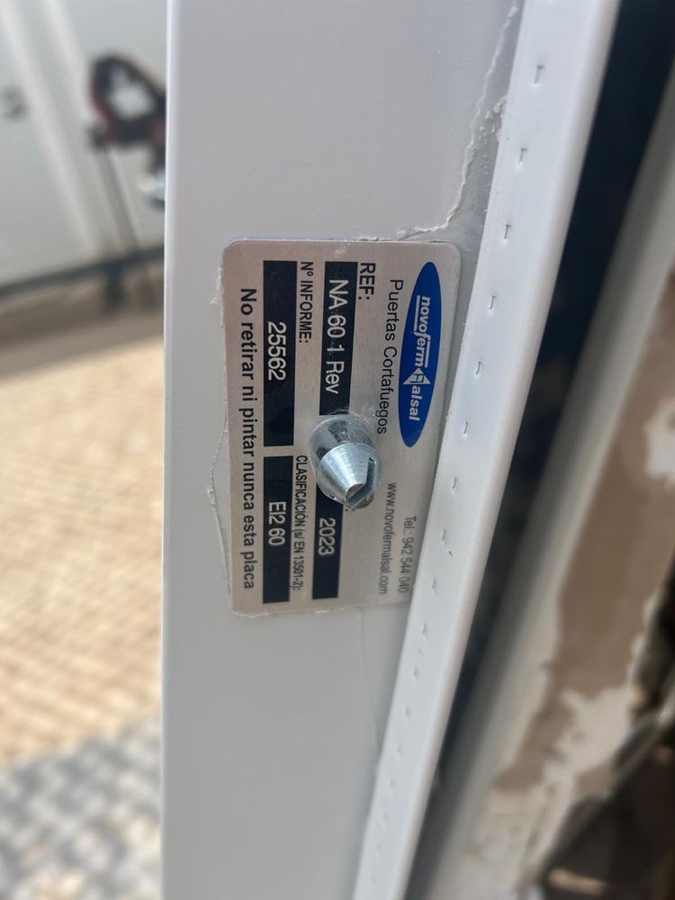Porta corta fogo praticamente nova