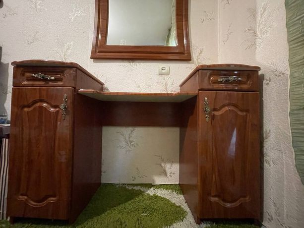 Продам меблі: стіл, косметична тумба з дзеркалом