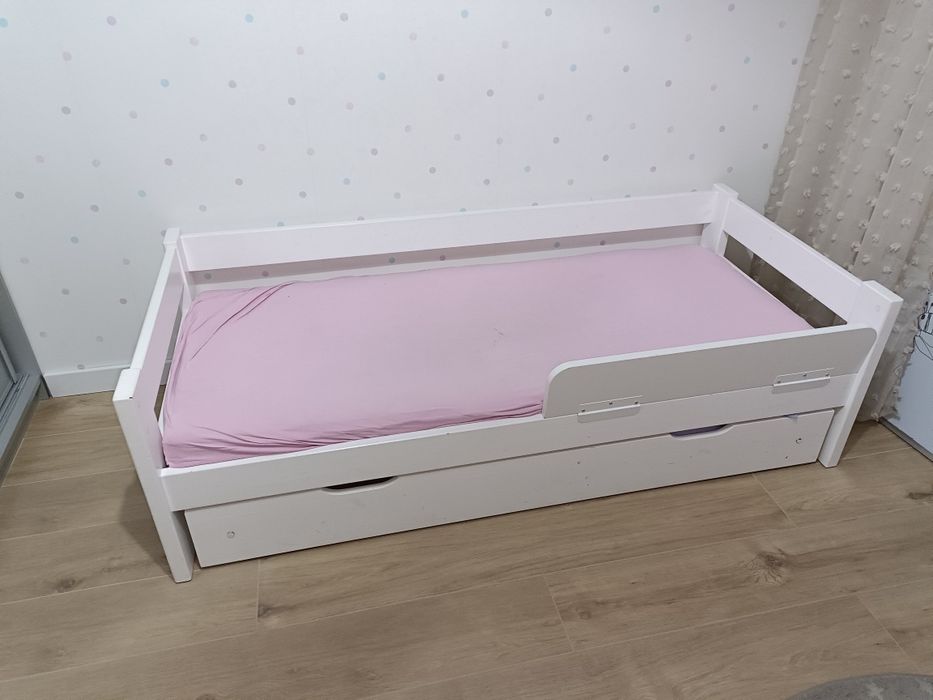 Łóżko dziecięce kolor biały.