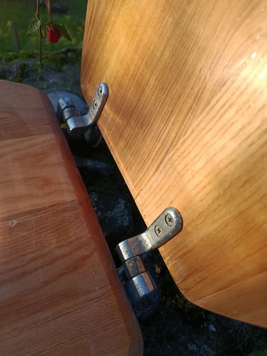 Tampa de sanita de madeira