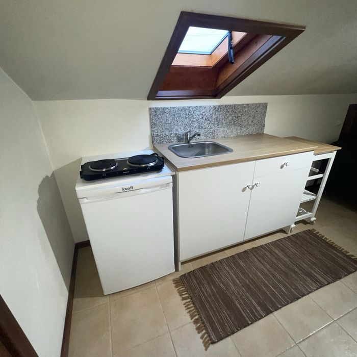 Quarto com cozinha e wc privativo