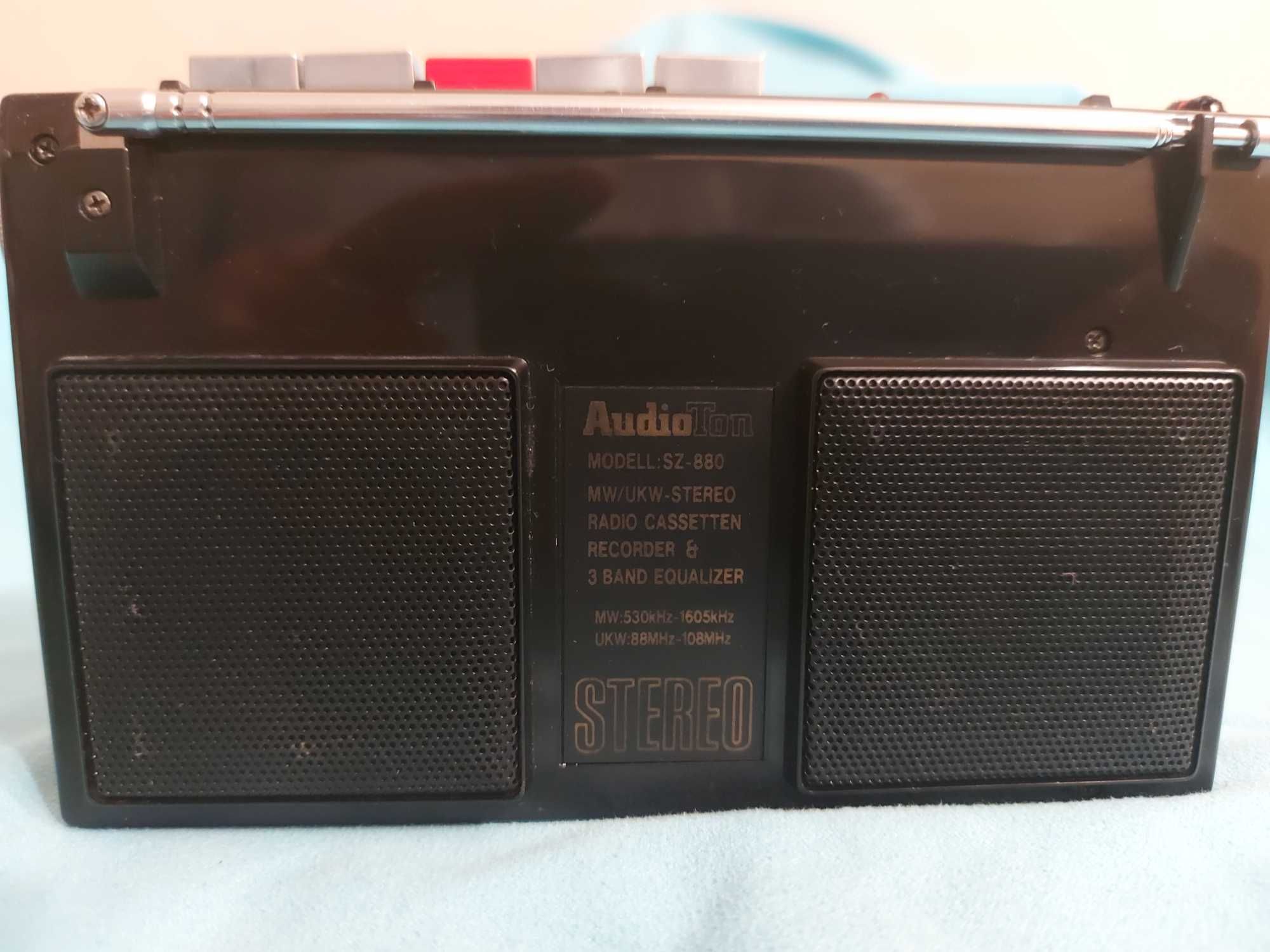 Nagrywający radio - walkman z wbudowanymi głośnikami.