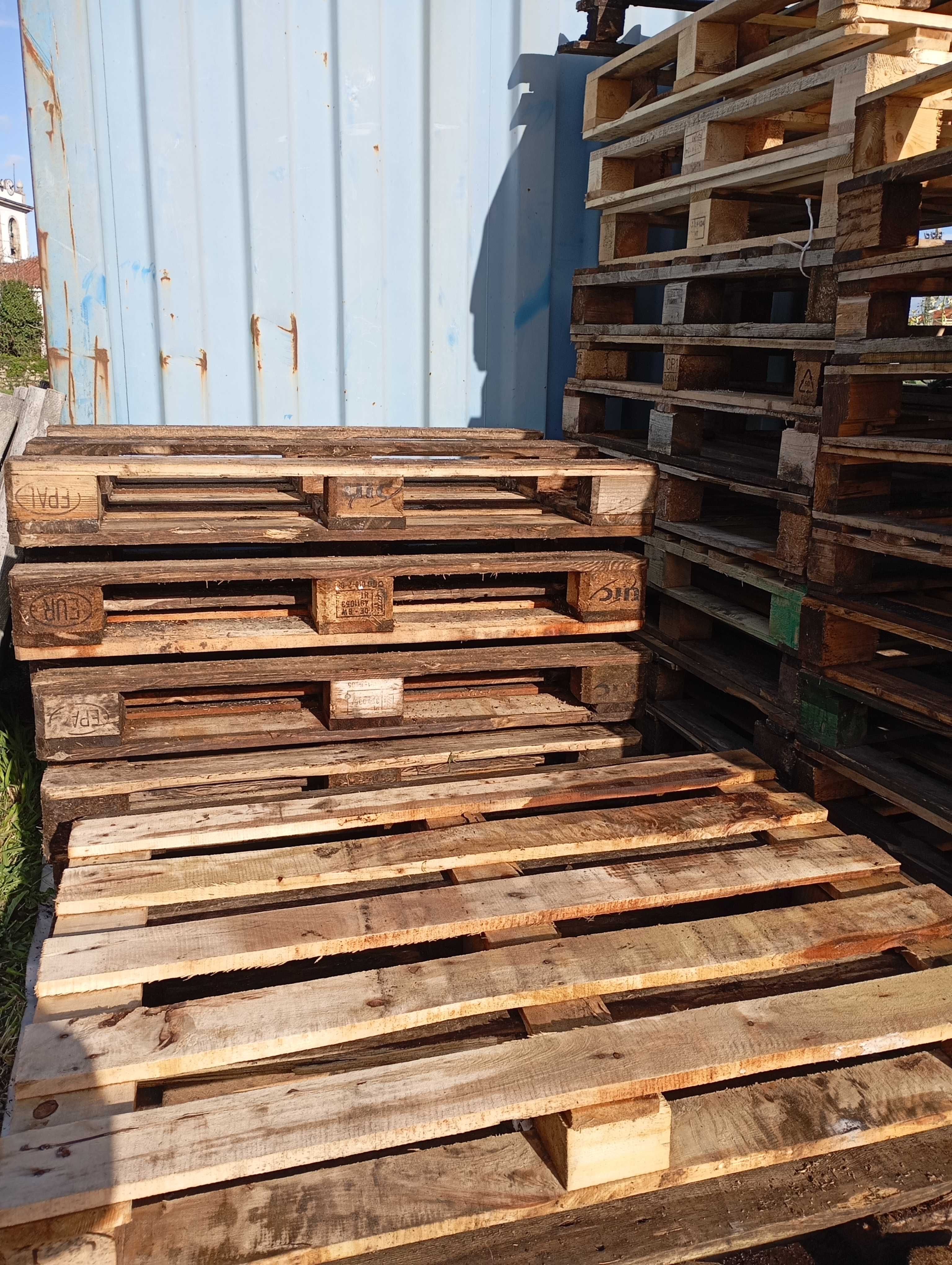 Paletes usadas para bricolage