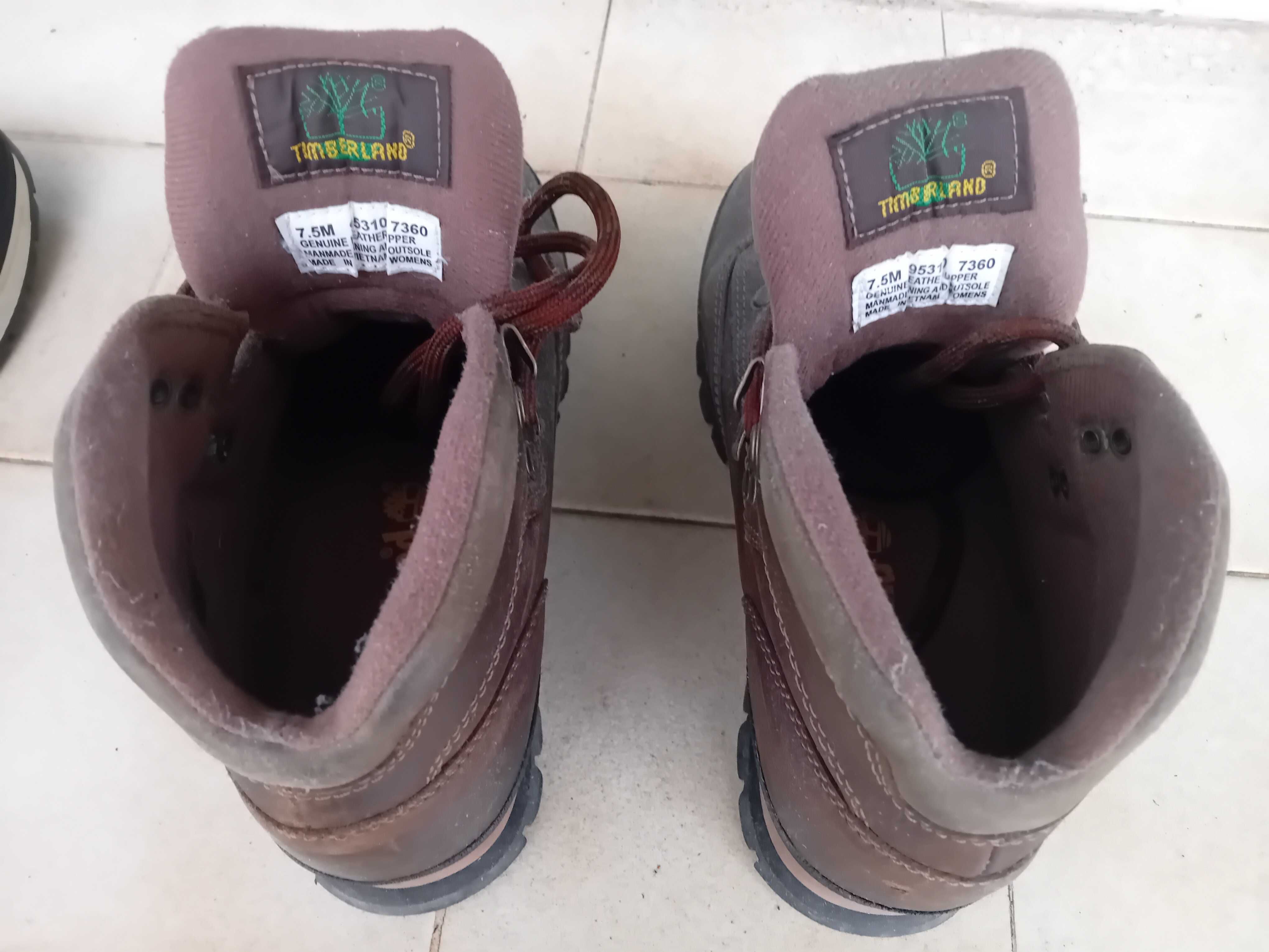 Dois pares de botas novas montanha