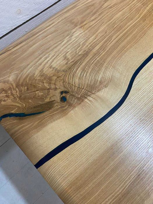 Журнальний стіл з епоксидною смолою