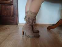 Buty skórzane zamszowe na obcasie botki z frędzlami boho słupku kozaki
