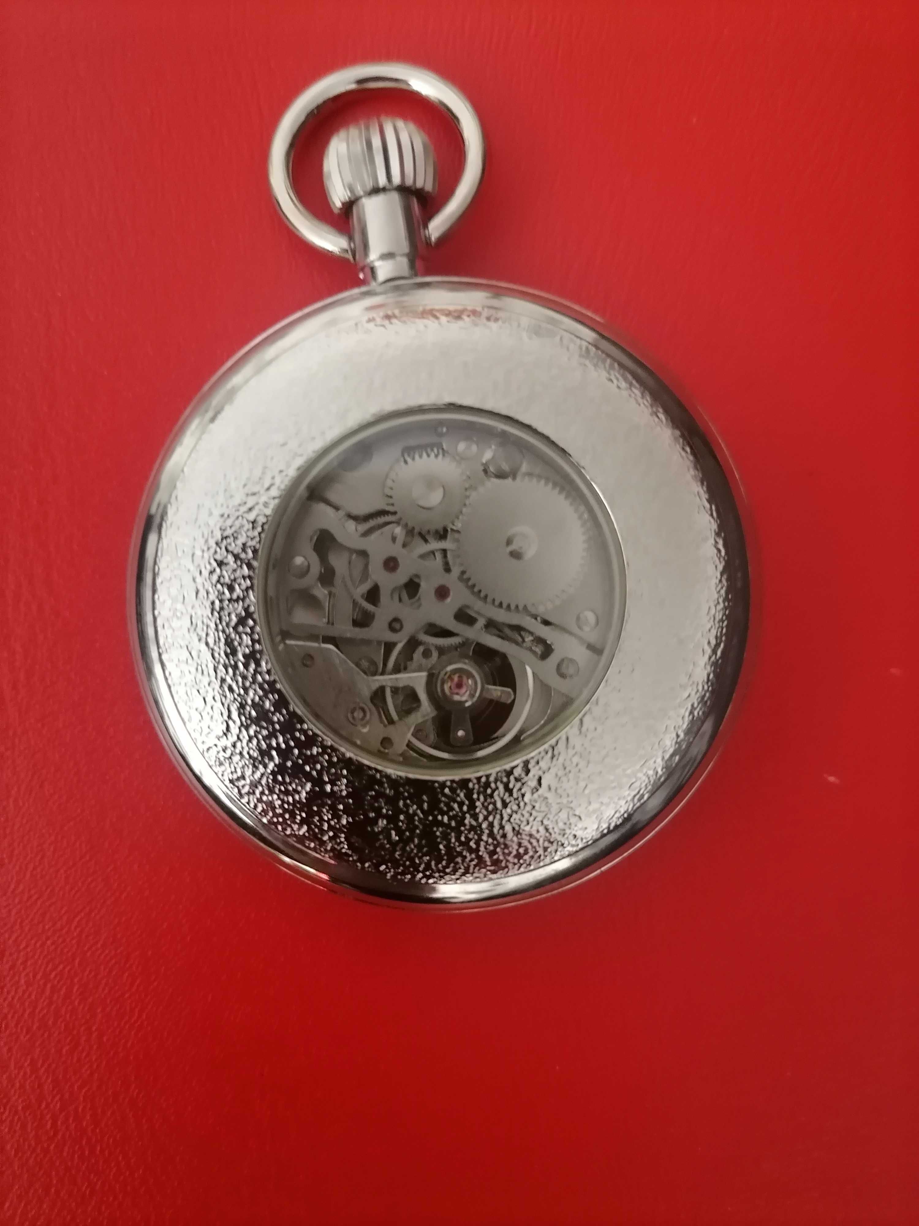 Relógio de corda com corrente