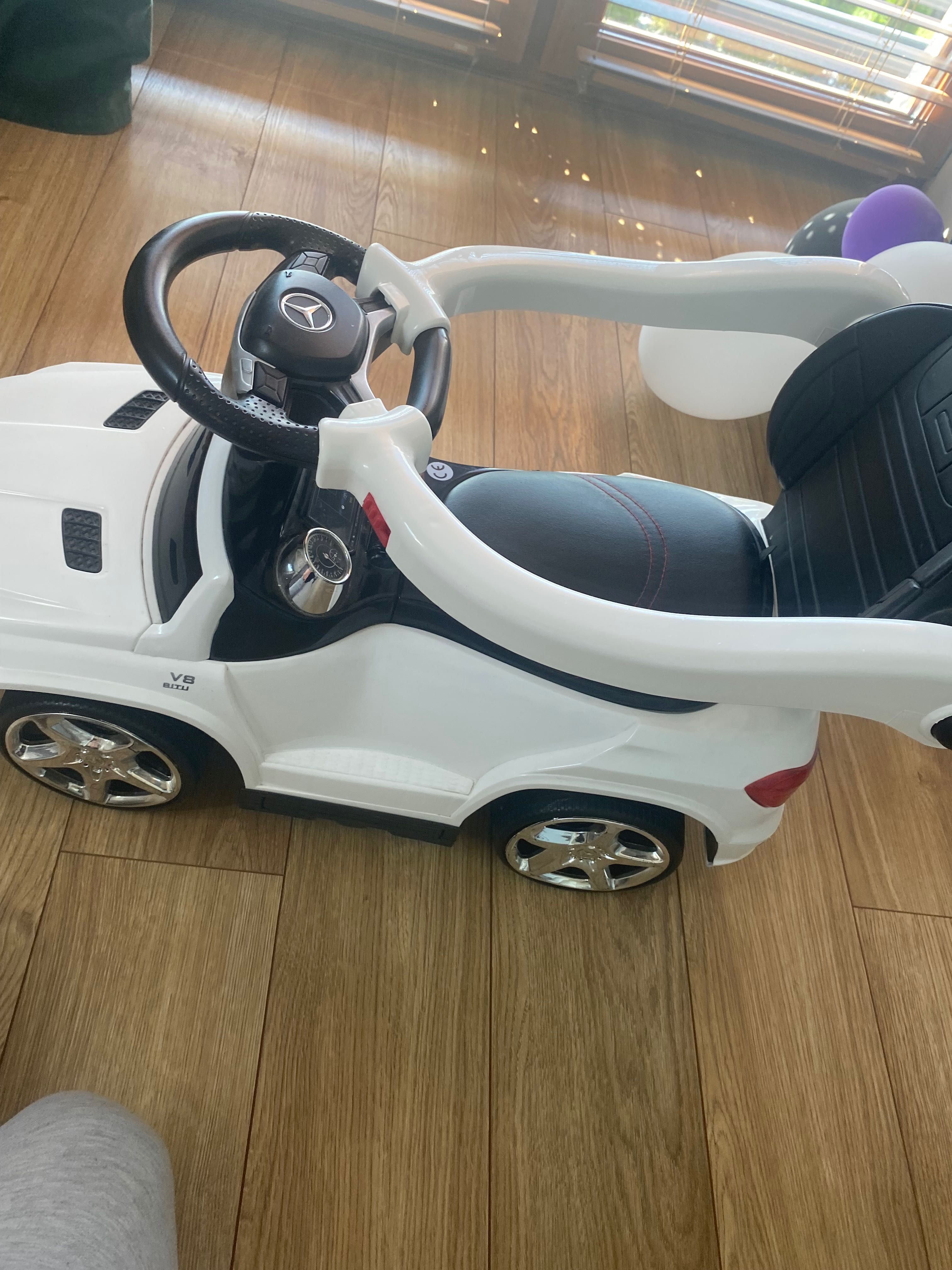 Samochód jeździł Mercedes