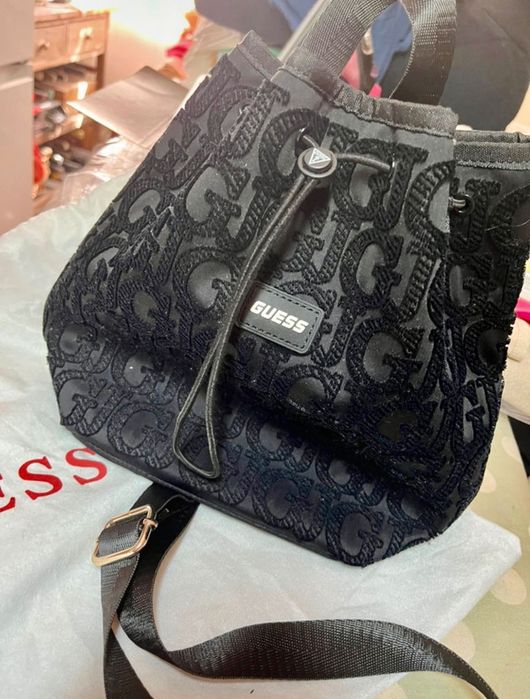 Mochila Guess toda bordada