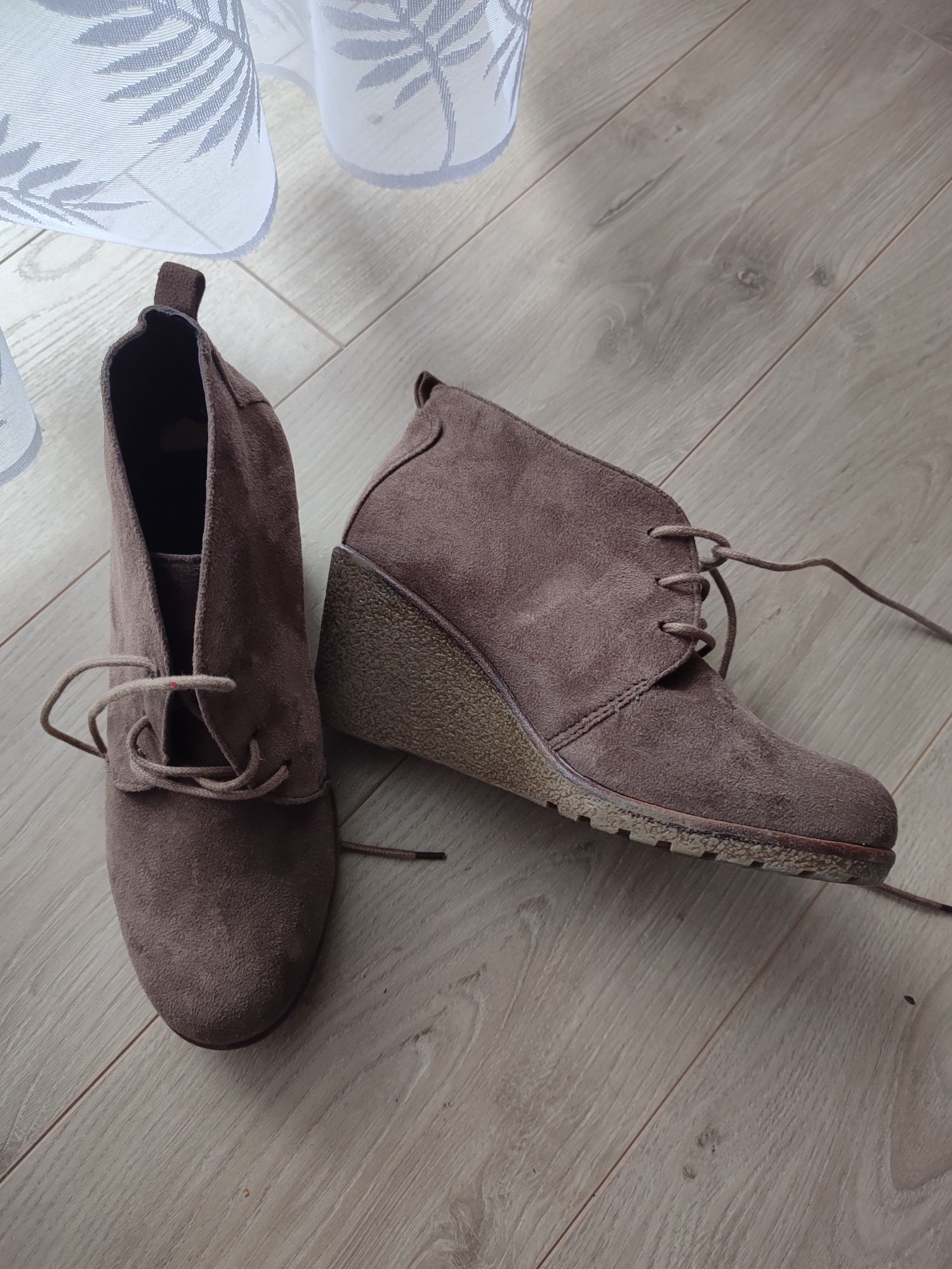 Buty na koturnie wiązane brązowe zamsz 37