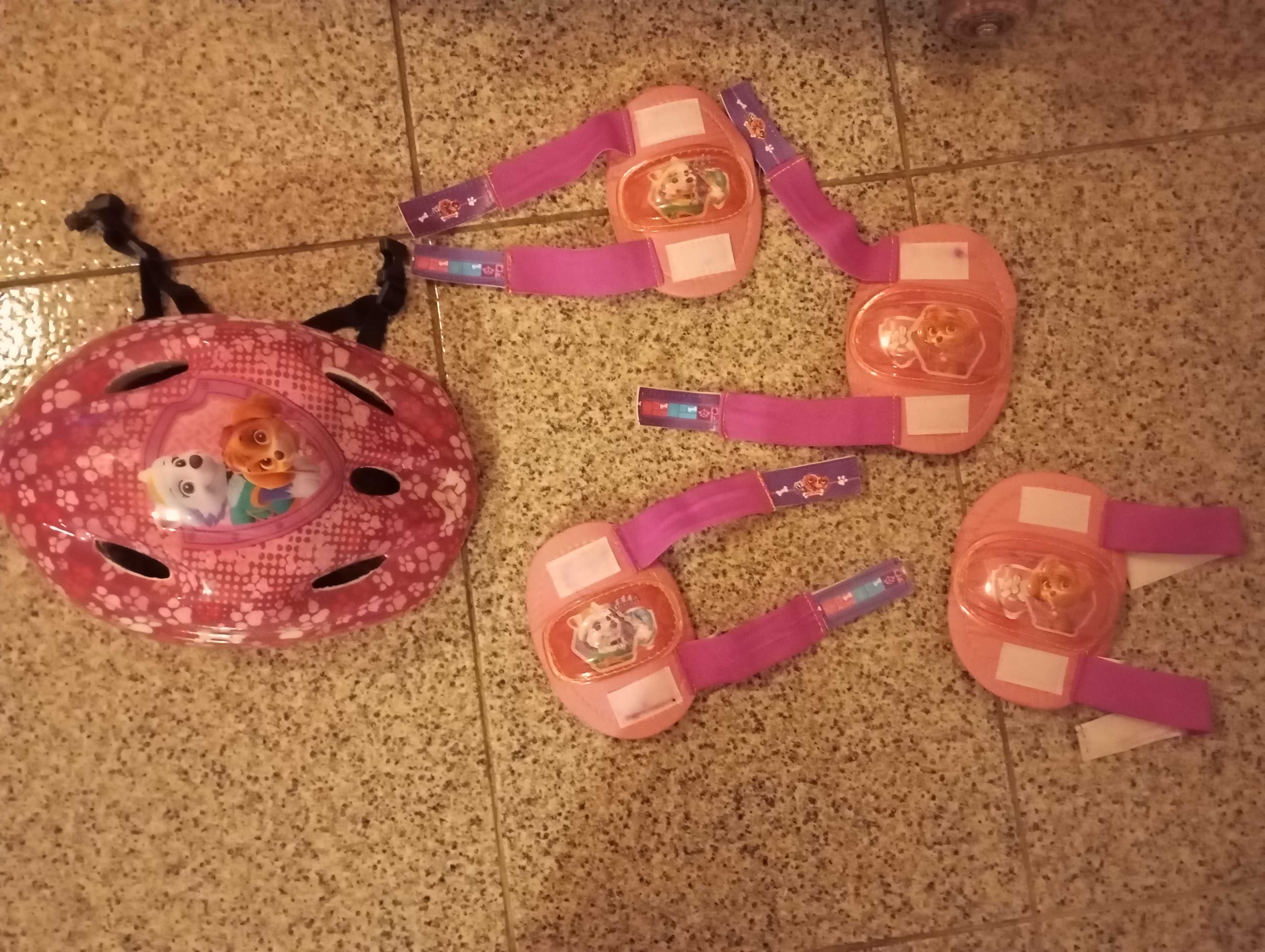 Patins em linha + mochila com cotoveleiras, joelheiras e capacete.