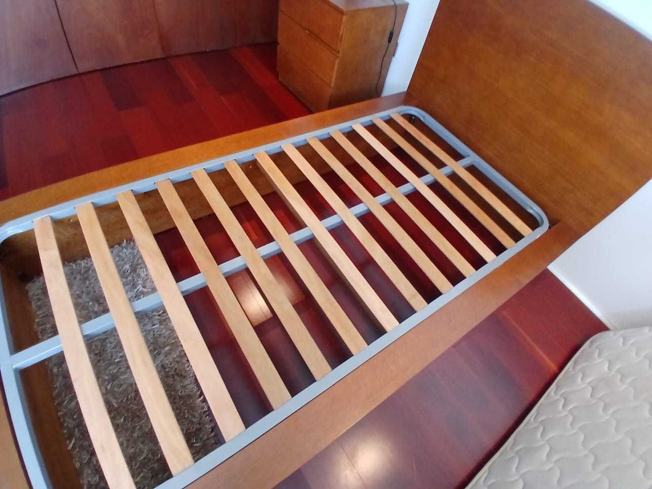 cama de solteiro em madeira maciça  com estrado incluído