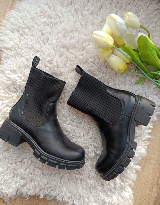 czarne botki na platformie CCC dezee 39 z gumką sztyblety