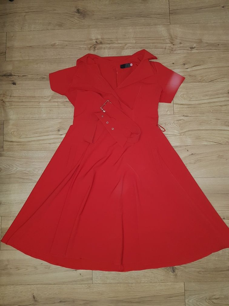 Czerwona sukienka z paskiem