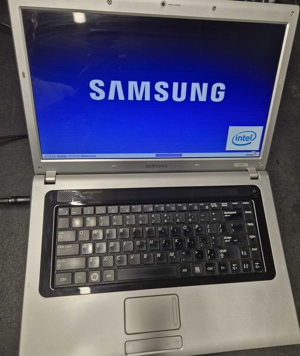 Laptop Samsung r520 działający, uszkodzona bateria.