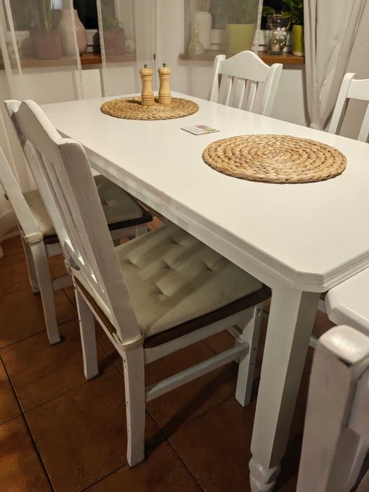 Stół drewniany i 4 krzesła