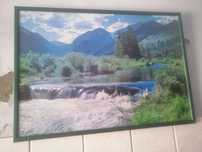 Quadro decorativo com vidro e muldura.