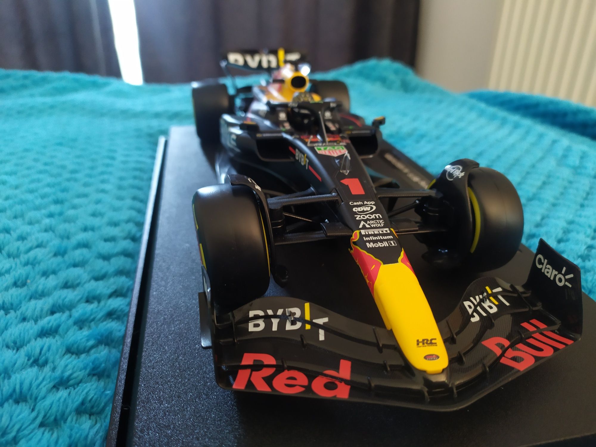 Model bolid F1 Red Bull 1:18 Max Verstappen złoty kask NOWY na prezent