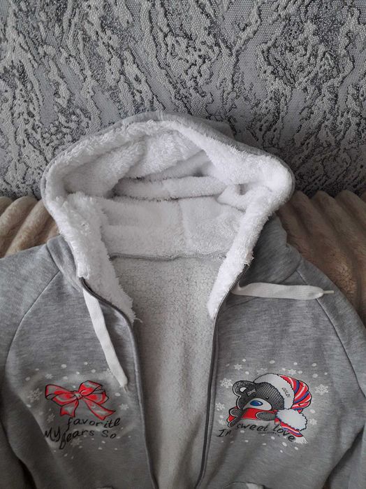 Кофта молодіжна на молнії . З капюшоном , утеплена .