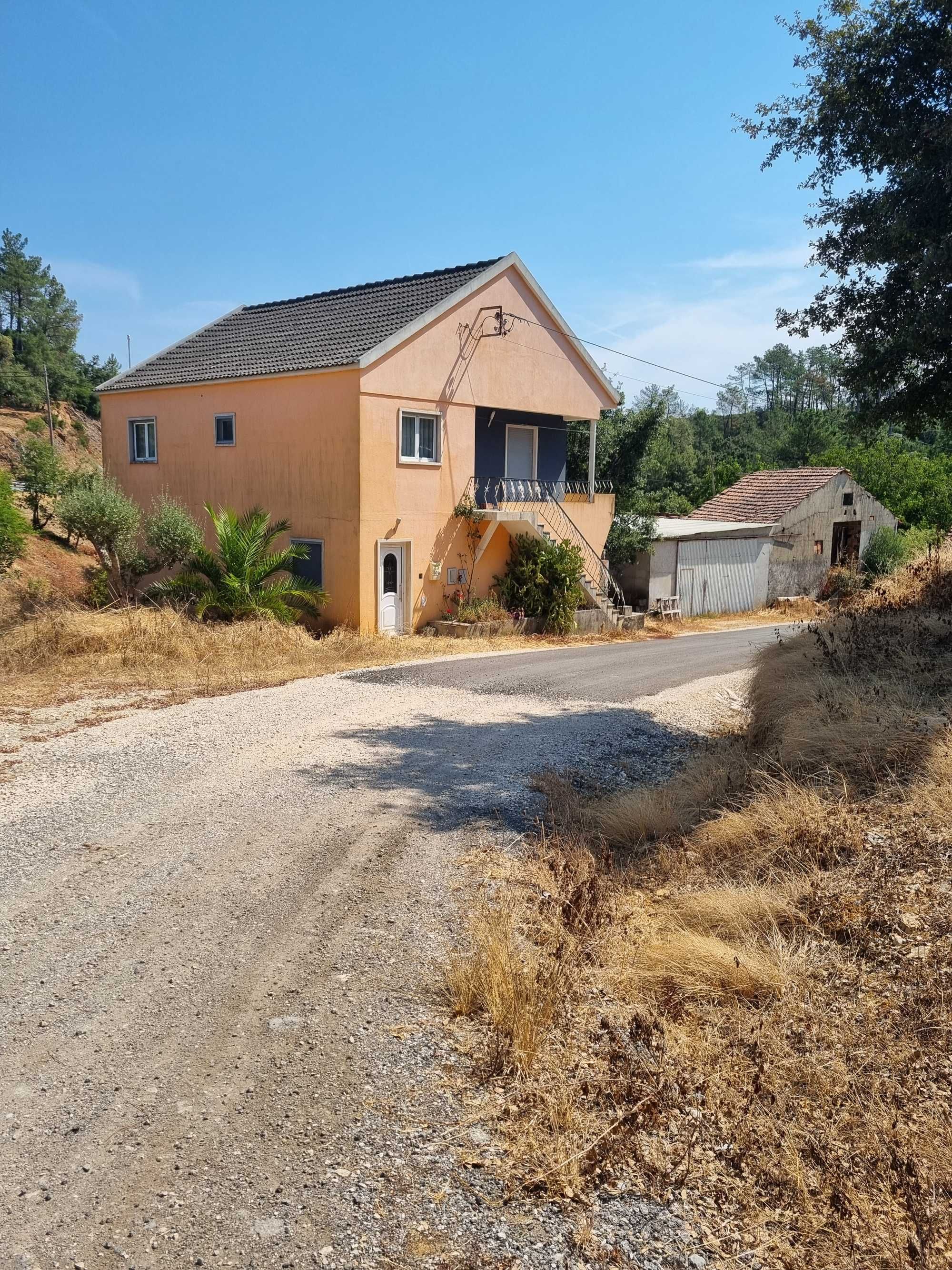 Casa Bem situada junto ao ic8 Mogadouro Ansião