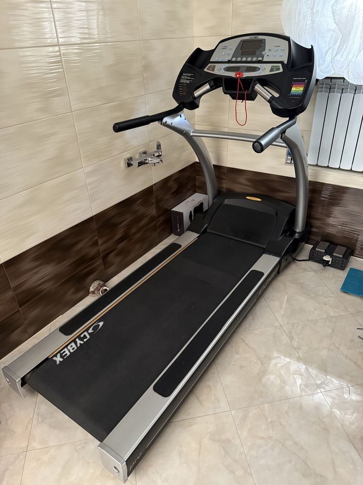 Продам беговую дорожку Cybex